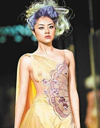 Tuy sở hữu một dáng người mơ ước nhưng người đẹp lại có khuôn mặt không dễ chiếm được thiện cảm của mọi người. Tuy sở hữu một dáng người mơ ước nhưng người đẹp lại có khuôn mặt không dễ chiếm được thiện cảm của mọi người.