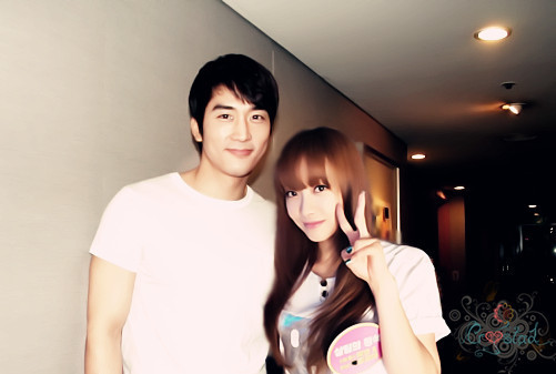 Nhóm trưởng xinh xắ-n, dễ thương của f(x) trong mọi chương trình khi được hỏi tới thần tượng là ai, Victoria đều trả lời là anh chàng đẹp trai Song Seung Hun. Chính vì điều này đã khiến 'anh chồng' Nichkhun ghen không biết bao nhiêu lần.