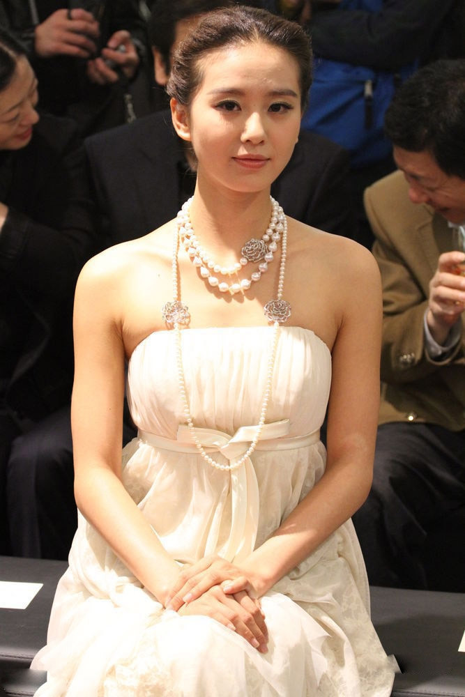 Thời trang, sành điệu và đẹp nhưng không hở. Thời trang, sành điệu và đẹp nhưng không hở.