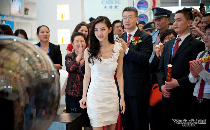 Trong khi rất nhiều ngôi sao mới nổi đều dùng hình tượng sexy để thu hút sự chú ý thì Cảnh Điềm vẫn mãi "trung thành" với hình tượng ngọc nữ của mình. Trong khi rất nhiều ngôi sao mới nổi đều dùng hình tượng sexy để thu hút sự chú ý thì Cảnh Điềm vẫn mãi "trung thành" với hình tượng ngọc nữ của mình.