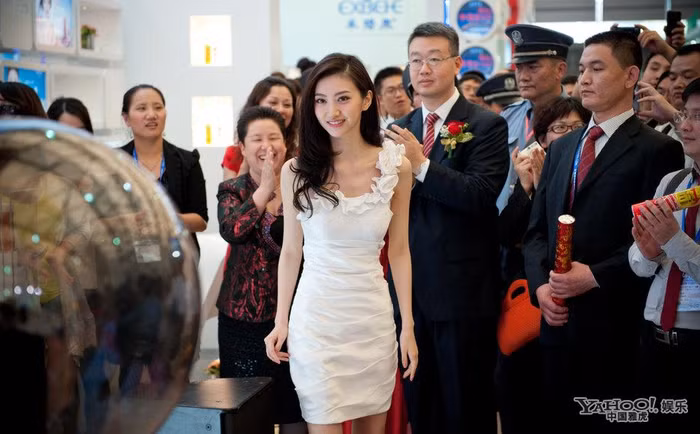 Trong khi rất nhiều ngôi sao mới nổi đều dùng hình tượng sexy để thu hút sự chú ý thì Cảnh Điềm vẫn mãi "trung thành" với hình tượng ngọc nữ của mình.