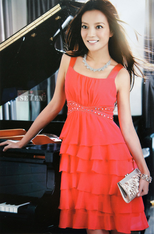 Là ngôi sao đình đám khắp làng giải trí châu Á, nhưng phong cách thời trang của Triệu Vy lại rất bình dị, không chơi trội, không hở hàng khoe hàng. Là ngôi sao đình đám khắp làng giải trí châu Á, nhưng phong cách thời trang của Triệu Vy lại rất bình dị, không chơi trội, không hở hàng khoe hàng.