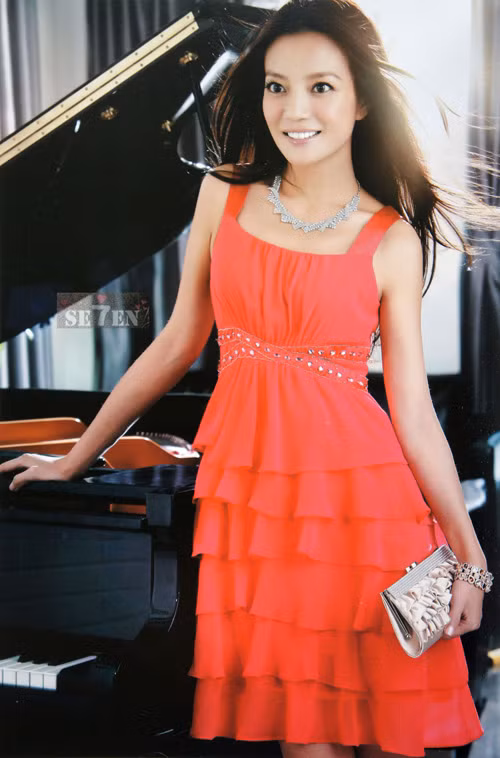 Là ngôi sao đình đám khắp làng giải trí châu Á, nhưng phong cách thời trang của Triệu Vy lại rất bình dị, không chơi trội, không hở hàng khoe hàng.