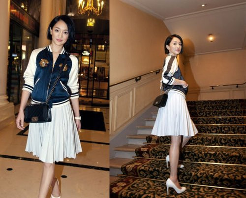 Trẻ trung, xinh đẹp với váy xếp li và áo khoác. Trẻ trung, xinh đẹp với váy xếp li và áo khoác.