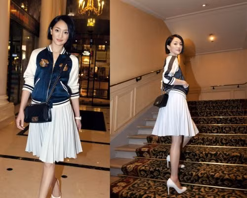 Trẻ trung, xinh đẹp với váy xếp li và áo khoác.