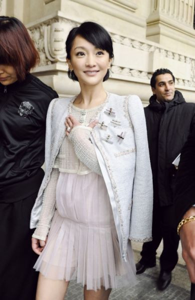 Khoác trên mình bộ đồ hàng hiệu Chanel rất đẹp và cuốn hút. Khoác trên mình bộ đồ hàng hiệu Chanel rất đẹp và cuốn hút.