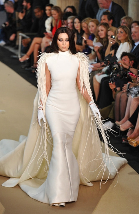 Với chiều cao 1m68 và khuôn mặt như hoa, Phạm Băng Băng được mệnh danh là mỹ nữ đệ nhất màn ảnh Hoa ngữ. Cô không chỉ là diễn viên, mà là một nhà sản xuất, một minh tinh màn bạc nổi tiếng và thi thoảng cũng tham gia trình diễn thời trang với vai trò người mẫu.