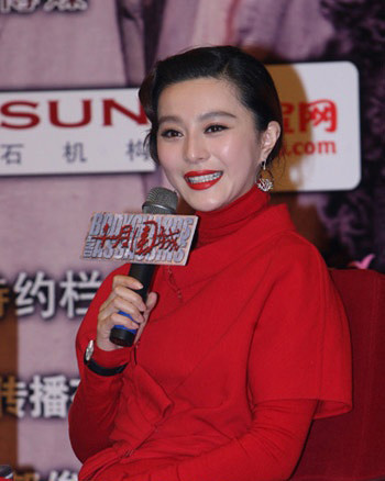 Lúc cười cho thấy vùng mỡ thừa dưới cằm rõ rệt.