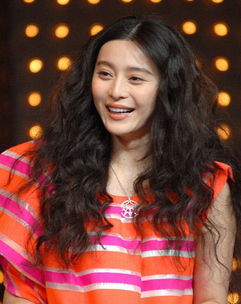 Mái tóc lùm xùm càng khiến khuôn mặt trở nên béo hơn.