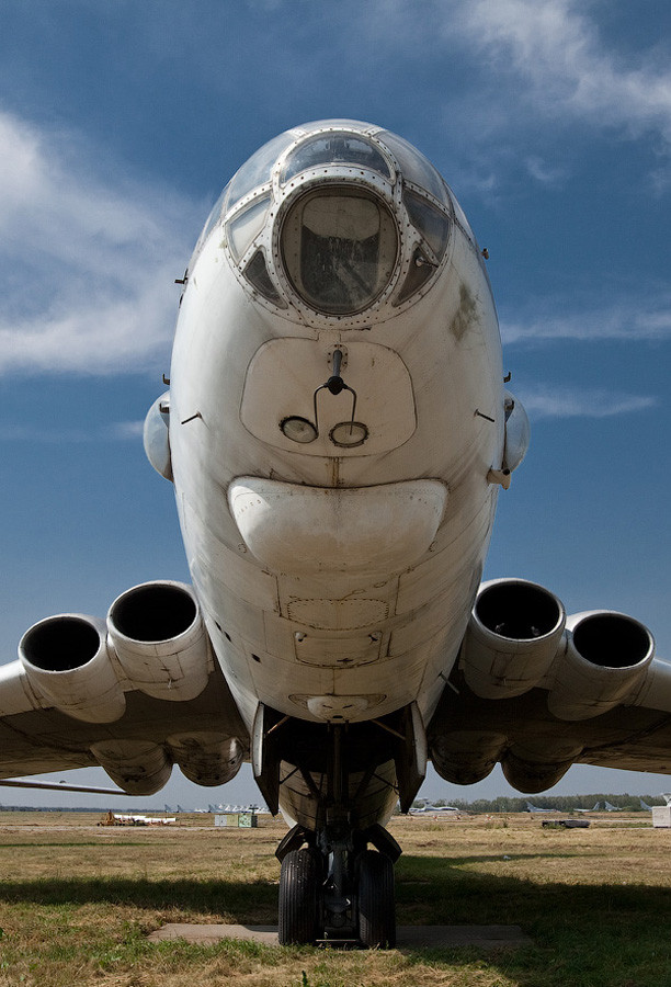 Oanh tạc cơ M-4 (định danh NATO: Bison) - máy bay ném bom phản lực đầu tiên của thế giới. So với Tu-95, M-4 nhanh hơn, nhưng phạm vi hoạt động lại kém hơn. Oanh tạc cơ M-4 (định danh NATO: Bison) - máy bay ném bom phản lực đầu tiên của thế giới. So với Tu-95, M-4 nhanh hơn, nhưng phạm vi hoạt động lại kém hơn.