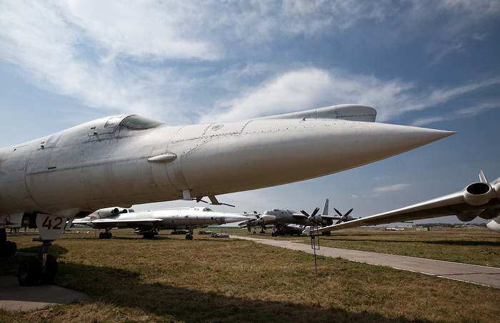 Tu-22M2 (định danh NATO: Backfire) – máy bay ném bom siêu âm tầm xa. Tu-22M2 (định danh NATO: Backfire) – máy bay ném bom siêu âm tầm xa.
