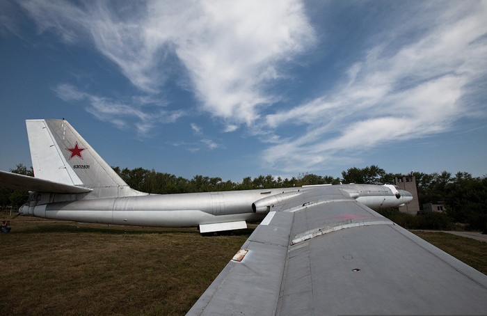 Tu-16 (định danh NATO: Badger) – máy bay phản lực hai động cơ đa năng của Liên Xô. Tu-16 (định danh NATO: Badger) – máy bay phản lực hai động cơ đa năng của Liên Xô.