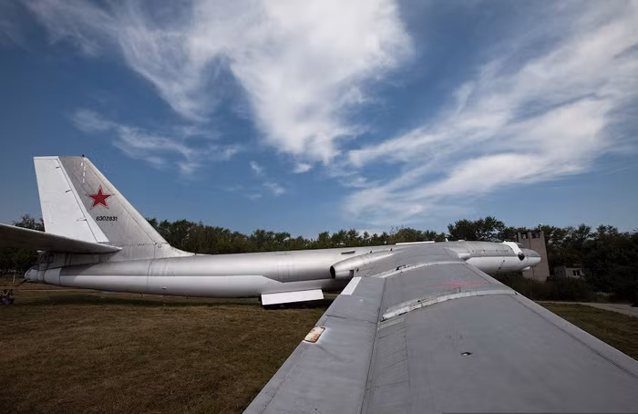Tu-16 (định danh NATO: Badger) – máy bay phản lực hai động cơ đa năng của Liên Xô.