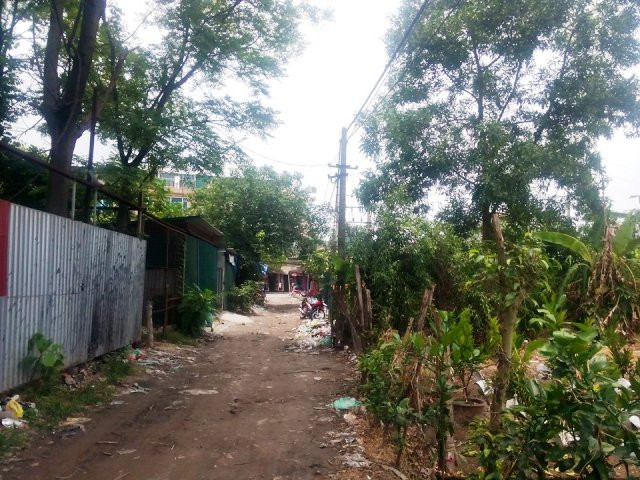 Đây là khu vực đất do UBND xã quản lý, sử dụng vào mục đích trồng cây hàng năm đã "xẻ thịt" làm địa điểm kinh doanh, buôn bán (Ảnh Chí Nhân) Đây là khu vực đất do UBND xã quản lý, sử dụng vào mục đích trồng cây hàng năm đã "xẻ thịt" làm địa điểm kinh doanh, buôn bán (Ảnh Chí Nhân)