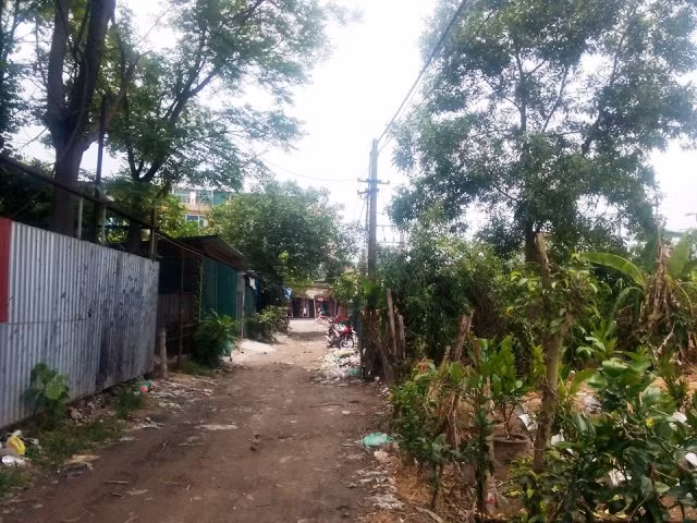 Đây là khu vực đất do UBND xã quản lý, sử dụng vào mục đích trồng cây hàng năm đã "xẻ thịt" làm địa điểm kinh doanh, buôn bán (Ảnh Chí Nhân)