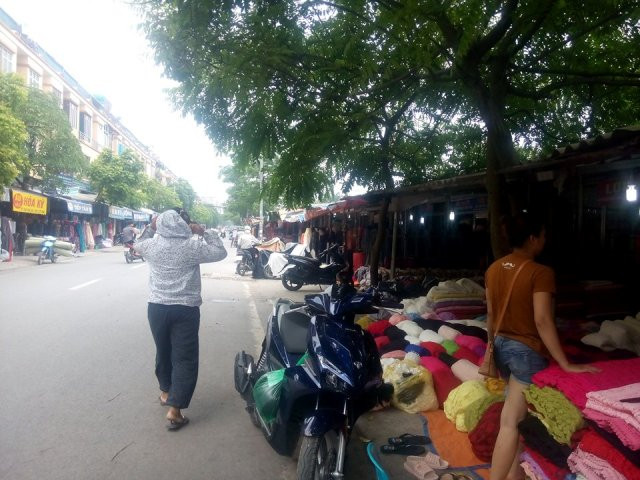 Các hộ thuê kinh doanh xây dựng trái phép, sử dụng sai mục đích vực Soi Ba Za (đoạn giáp đường liên xã Dốc Lã – Trung Mầu) không được cơ quan chức năng xử lý (Ảnh Chí Nhân) Các hộ thuê kinh doanh xây dựng trái phép, sử dụng sai mục đích vực Soi Ba Za (đoạn giáp đường liên xã Dốc Lã – Trung Mầu) không được cơ quan chức năng xử lý (Ảnh Chí Nhân)