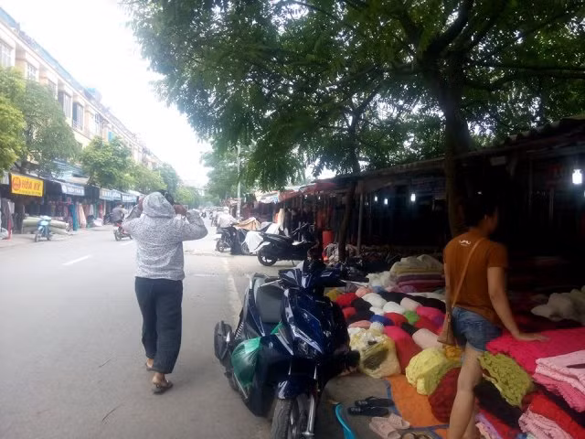 Các hộ thuê kinh doanh xây dựng trái phép, sử dụng sai mục đích vực Soi Ba Za (đoạn giáp đường liên xã Dốc Lã – Trung Mầu) không được cơ quan chức năng xử lý (Ảnh Chí Nhân)