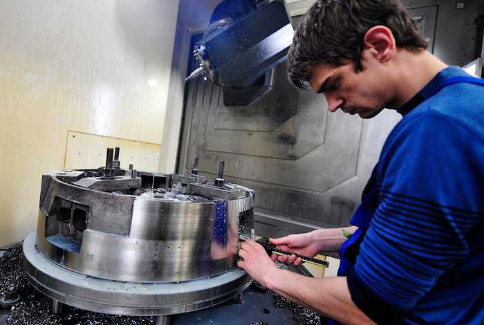 Được phát triển dựa trên trực thăng “Cá mập đen” Ka-50 Black Shark , NATO gọi là Hokum, trực thăng chiến đấu đa năng mọi thời tiết Kа-52 Alligator có thể tiêu diệt phương tiện bọc thép và không bọc thép, sinh lực và mục tiêu bay trên chiến trường, cả ban ngày và ban đêm, trong mọi mùa trong năm, sử dụng được tất cả các loại vũ khí của Kа-50.