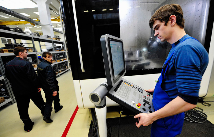 Các vũ khí chính của Ka-52 là tên lửa chống tăng 9K121 Vikhr mang đầu đạn kép có tầm bắn 8 km, khả năng xuyên giáp 900 mm, tên lửa không đối không tự dẫn hồng ngoại R-73 có thể diệt mục tiêu bay ở độ cao từ 20 m trở lên với tốc độ bay đến 2.500 km/h ở cự ly 700-11.000 m, tên lửa không đối không tự dẫn hồng ngoại Igla-V có độ cao tác chiến từ 10-3.500 m, tầm bắn 800-5.200 m, các loại rocket, bom.