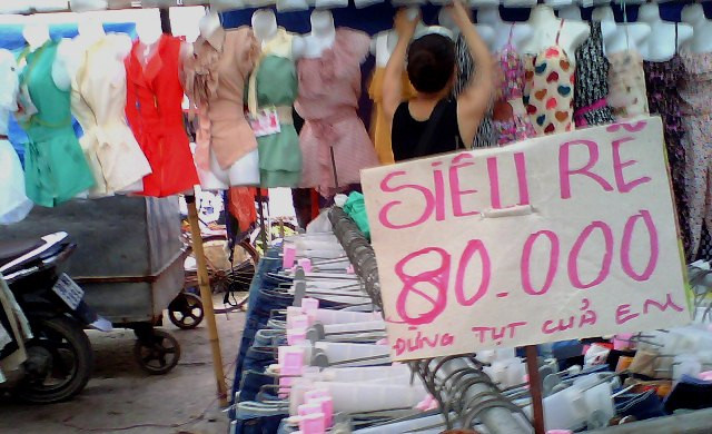 "Siêu rẽ" (siêu rẻ) chẳng ai dám tụt. "Siêu rẽ" (siêu rẻ) chẳng ai dám tụt.