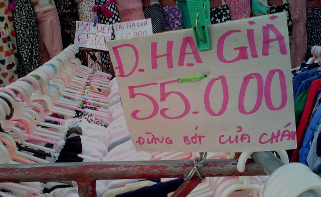 "Đúng là đại hạ giá rồi đừng bớt của cháu nha". "Đúng là đại hạ giá rồi đừng bớt của cháu nha".