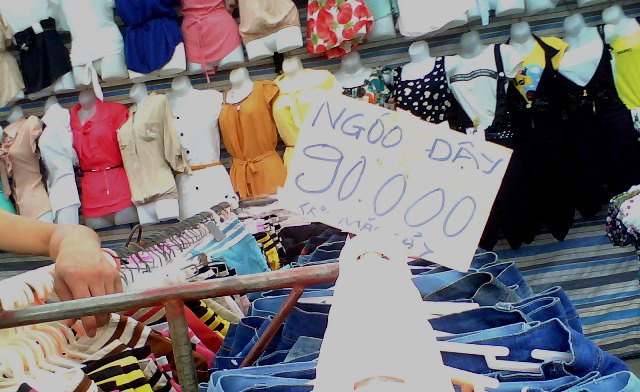 Với những vị khách đến đây mua hàng vô cùng ngạc nhiên về những biển hiệu ngộ nghĩnh "chết người" này! Với những vị khách đến đây mua hàng vô cùng ngạc nhiên về những biển hiệu ngộ nghĩnh "chết người" này!