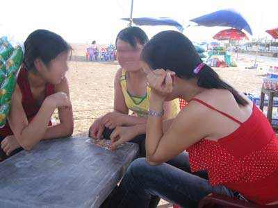 Các cô gái bán dâm hành nghề ở Quất Lâm. (Ảnh: Vietnamnet) Các cô gái bán dâm hành nghề ở Quất Lâm. (Ảnh: Vietnamnet)