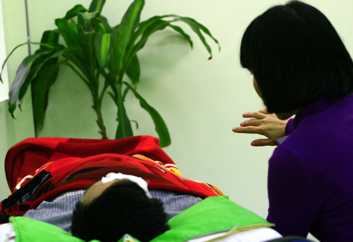 Thân chủ tham gia thôi miên và những nhà trị liệu bao giờ cũng phải có tiếng nói chung và thân chủ phải hợp tác là yếu tố rất quan trọng