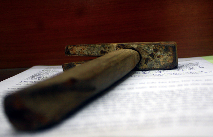 Chiếc búa đinh người chồng định dùng để đập... chết vợ bất thành Chiếc búa đinh người chồng định dùng để đập... chết vợ bất thành