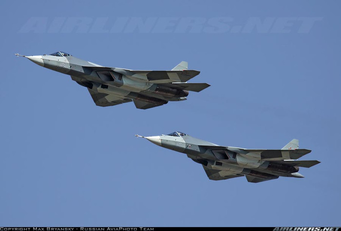 Hiện nay cả ba nguyên mẫu máy bay tiêm kích thế hệ thứ 5 T-50 PAK FA đều đang tiến hành thử nghiệm. Trong ảnh là chuyến bay thử nghiệm của hai mẫu tiêm kích T-50-1 và T-50-2 tại sân bay của Viện nghiên cứu bay M.M. Gromov.