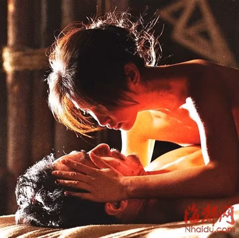 Thậm chí,, hai ngôi sao Thành Long và Lý Băng Băng phải trút bỏ xiêm y trong nhiều tiếng đồng hồ giữa thời tiết lạnh giá. Đây là một trong những cảnh nóng nhất trong bộ phim này.