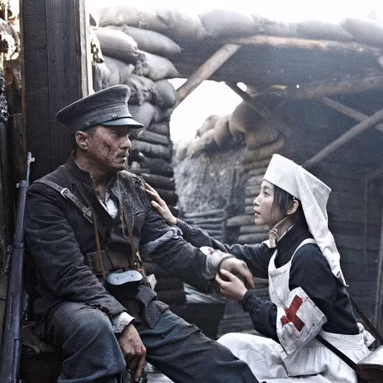 Một mối tình trong sáng nhưng khắc cốt ghi tâm. Cả hai đã phải trải qua những giờ phút sinh ly tử biệt để đến được với nhau.