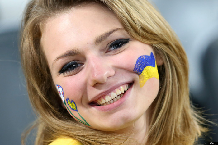 CĐV nước chủ nhà Ukraine. CĐV nước chủ nhà Ukraine.