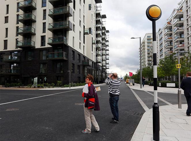 Phía ngoài làng Olympic ở London. Phía ngoài làng Olympic ở London.