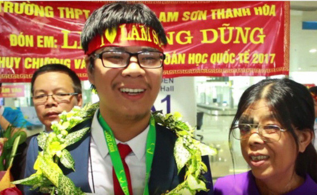 Nam sinh Lê Quang Dũng được tặng danh hiệu "Vì sự phát triển Thanh Hóa". Ảnh: Thanh Hoa Nam sinh Lê Quang Dũng được tặng danh hiệu "Vì sự phát triển Thanh Hóa". Ảnh: Thanh Hoa