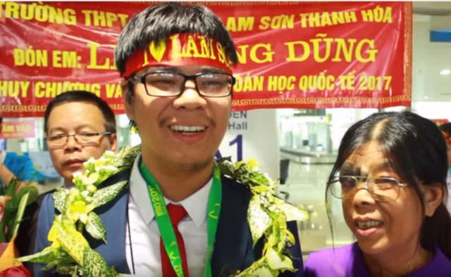 Nam sinh Lê Quang Dũng được tặng danh hiệu "Vì sự phát triển Thanh Hóa". Ảnh: Thanh Hoa