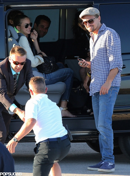 Toni (áo trắng) ngồi trên xe để chuẩn bị đến du thuyền vui vẻ cùng Leo và các bạn