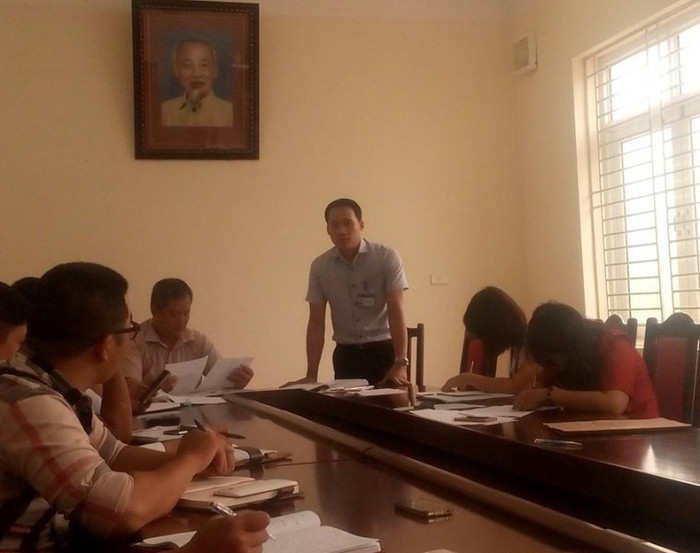 Ông Nguyễn Ngọc Tân, Chủ tịch UBND phường Liễu Giai, quận Ba Đình trả lời với các cơ quan báo chí xoay quanh vụ việc (Ảnh MC)