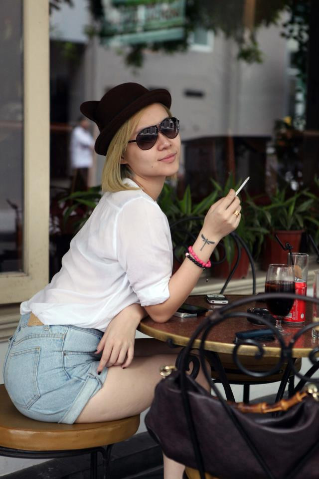 Để mặt mộc và ăn mặc đơn giản, nhưng Hạnh Nguyên vẫn nổi bật bởi mái tóc và phong cách ăn chơi không đẹp mắt của mình. Để mặt mộc và ăn mặc đơn giản, nhưng Hạnh Nguyên vẫn nổi bật bởi mái tóc và phong cách ăn chơi không đẹp mắt của mình.