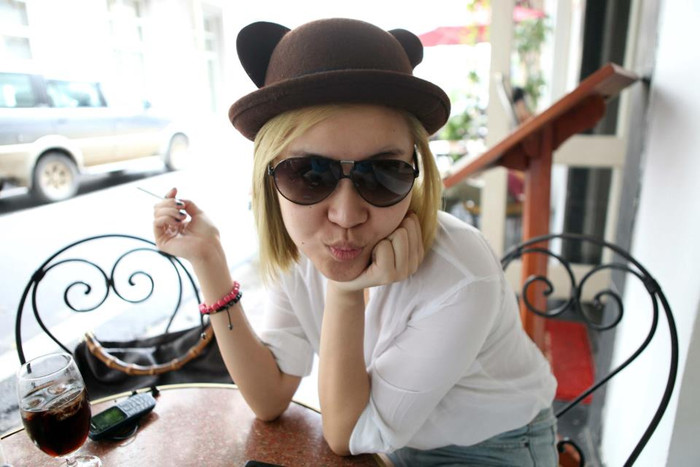 Cô hot girl này nổi tiếng không phải bỏi tài năng, dù cô có hoạt động âm nhạc, mà bởi những phát ngôn và những bộ cánh hàng hiệu trên người... Cô hot girl này nổi tiếng không phải bỏi tài năng, dù cô có hoạt động âm nhạc, mà bởi những phát ngôn và những bộ cánh hàng hiệu trên người...