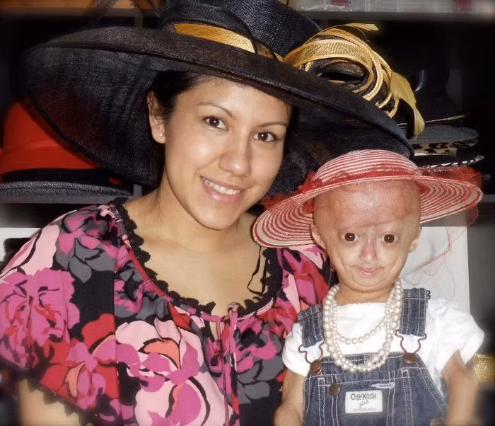 Adalia hiện là cô bé nổi tiếng thế giới, cô có website riêng và facebook cá nhân có đến hơn 4 triệu like và hàng triệu người theo dõi.