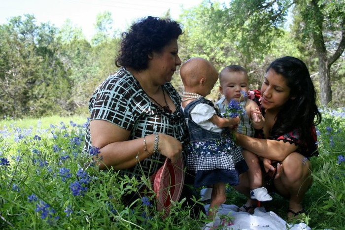 Adalia tâm sự em thích ca hát, nhảy múa, trang điểm... như bao nhiêu bé gái khác.