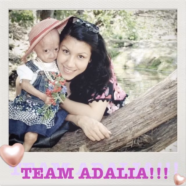 Mẹ của Adalia trước đây có mái tóc dài, sau chị đã cạo trọc đầu để có hình dạng giống con gái.
