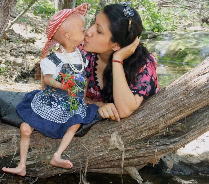 Những hình ảnh hạnh phúc của cô bé và mẹ được chia sẻ rất nhiều trên cộng đồng mạng.