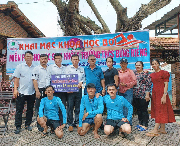 Thầy Lê Văn Chính, thầy Trần Văn Xiếu, thầy Nguyễn Duy Luyến (hàng trước từ trái qua phải) dạy bơi miễn phí cho học sinh. Thầy Lê Văn Chính, thầy Trần Văn Xiếu, thầy Nguyễn Duy Luyến (hàng trước từ trái qua phải) dạy bơi miễn phí cho học sinh.