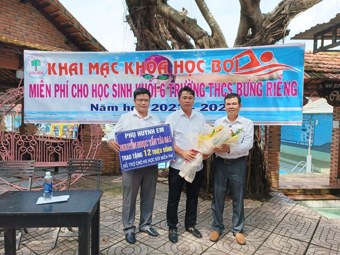 Ông Hoàng Minh Tuấn, Phó trưởng Phòng Giáo dục và Đào tạo Xuyên Mộc (bìa phải) tặng hoa cho nhà tài trợ kinh phí học bơi cho Trường Trung học cơ sở Bưng Riềng tổ chức lớp dạy bơi miễn phí năm học 2022-2023 Ông Hoàng Minh Tuấn, Phó trưởng Phòng Giáo dục và Đào tạo Xuyên Mộc (bìa phải) tặng hoa cho nhà tài trợ kinh phí học bơi cho Trường Trung học cơ sở Bưng Riềng tổ chức lớp dạy bơi miễn phí năm học 2022-2023