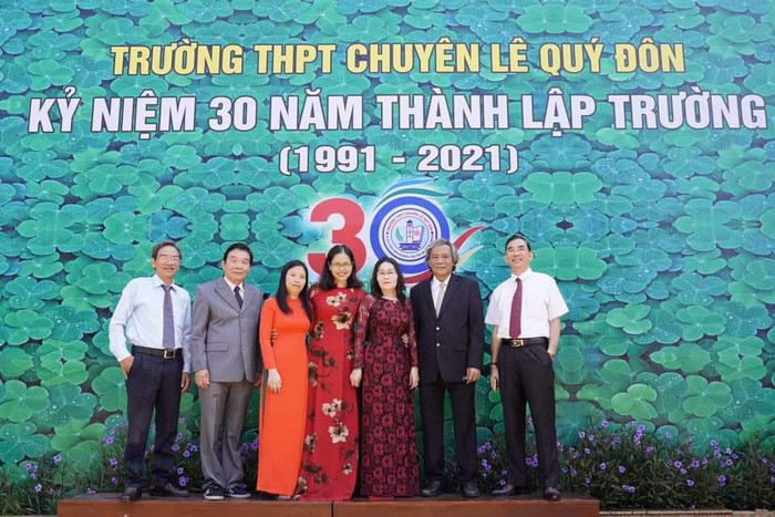 Cô Lữ Thị Trà Giang (ở giữa), Hiệu trưởng Trường chuyên Lê Quý Đôn, tỉnh Bà Rịa - Vũng Tàu – Ảnh nhân vật cung cấp