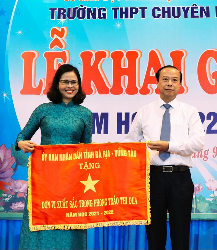 Cô Lữ Thị Trà Giang, Hiệu trưởng Trường chuyên Lê Quý Đôn nhận cờ thi đua do Ông Nguyễn Văn Thọ, Chủ tịch Ủy ban nhân dân Tỉnh Bà Rịa - Vũng Tàu trao tặng - Ảnh nhân vật cung cấp