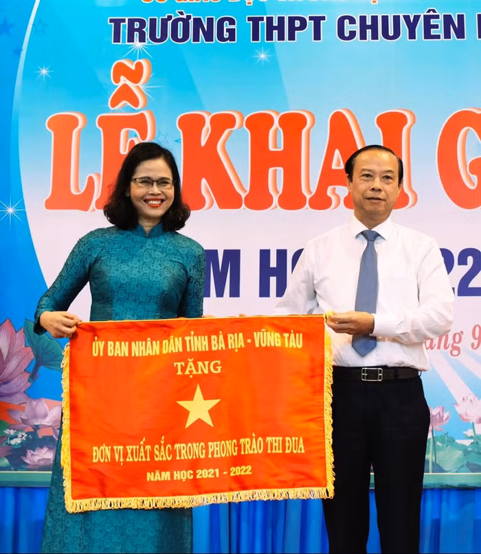 Cô Lữ Thị Trà Giang, Hiệu trưởng Trường chuyên Lê Quý Đôn nhận cờ thi đua do Ông Nguyễn Văn Thọ, Chủ tịch Ủy ban nhân dân Tỉnh Bà Rịa - Vũng Tàu trao tặng - Ảnh nhân vật cung cấp