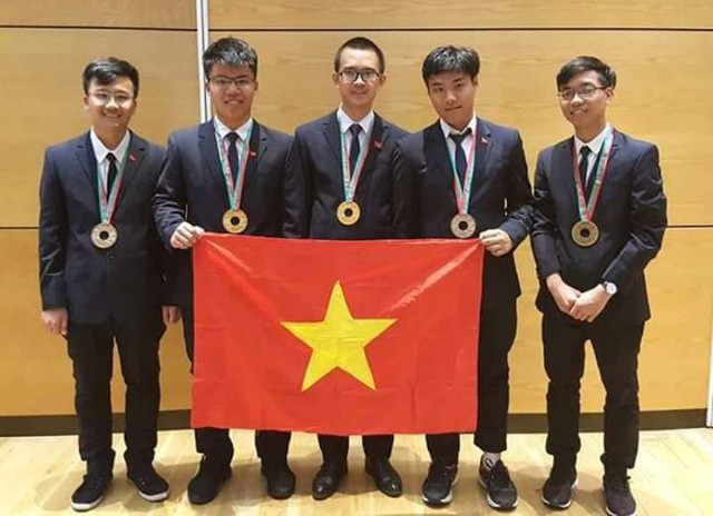 Em Nguyễn Ngọc Long (đứng thứ hai từ phía bên trái sang) cùng một số thí sinh khác đoạt Huy chương Olympic Vật lí quốc tế 2018 . Ảnh: Ban tổ chức cung cấp. Em Nguyễn Ngọc Long (đứng thứ hai từ phía bên trái sang) cùng một số thí sinh khác đoạt Huy chương Olympic Vật lí quốc tế 2018 . Ảnh: Ban tổ chức cung cấp.